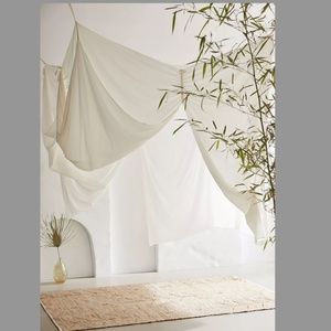 NWOT Tessie Canopy Urban Outfitters